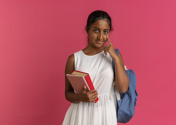 女学生年轻的女学生 背着书包 拿着笔记本 手指放在眼睛上穿抱着年轻人