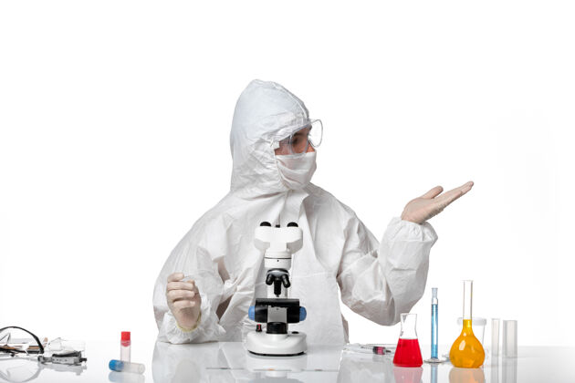实验室正面图：男医生 穿着防护服 戴着面具 在空白处摆姿势套装专业男医生