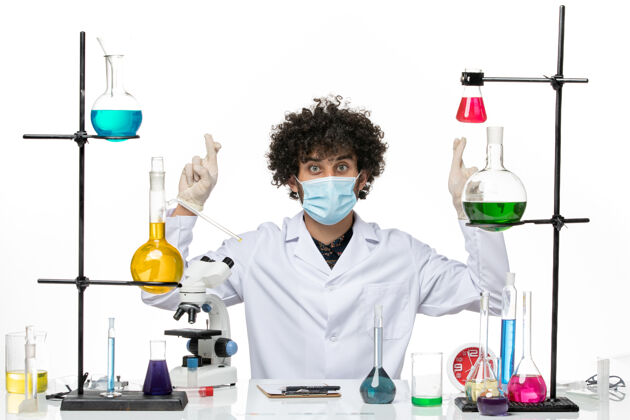 实验室前视图男性化学家穿着医疗服 戴着口罩 坐在白色地板上 拿着溶液-科学病毒男性实验室男性地板只是