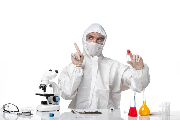 化学正面图：男医生穿着防护服 戴着面罩 因为在浅白色的空间里有一个瓶子实验室外套男医生烧瓶