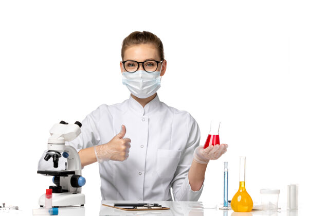 实验室外套前视图：女医生穿着医疗服 戴着面罩 因为科维德在白色区域使用溶液外套解决方案西装