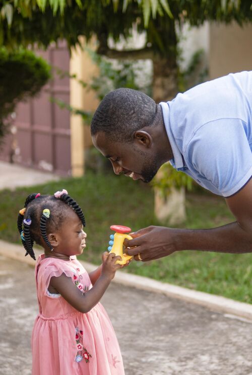 黑人女孩爸爸在玩他的女婴小年轻小