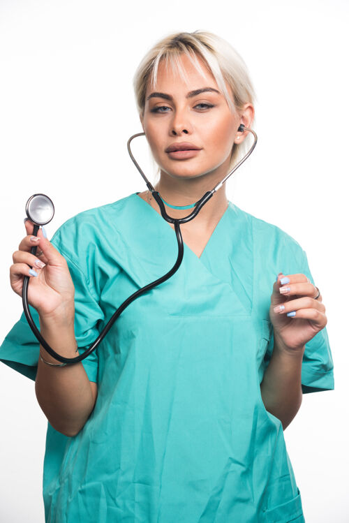 站着女医生在白色表面使用听诊器人类护理听诊器