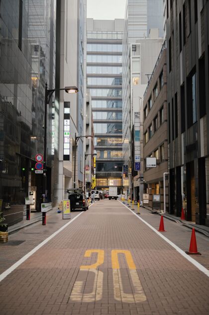 日本狭窄的街道和高楼大厦透视图建筑空街