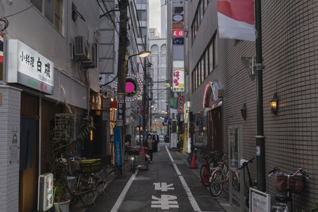 日本狭窄街道上的城市景观白天街道建筑