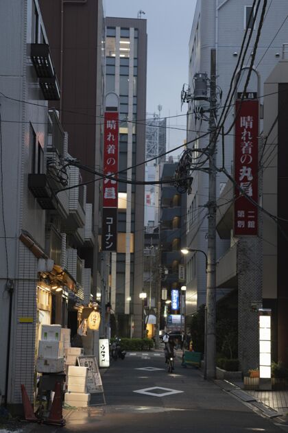 空荡荡的街道美丽的日本城市在夜晚与光人行道日本街道