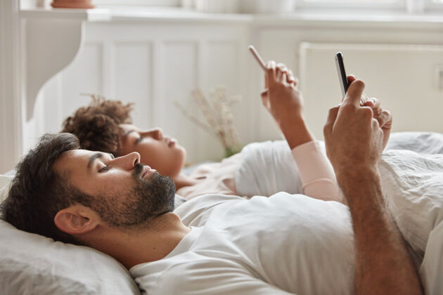 男朋友家人睡觉前不理睬热闹的谈话 用智能手机 看视频互联网白天留茬