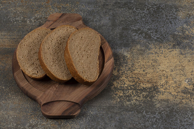面包美味的黑面包片放在木板上谷类食品早餐