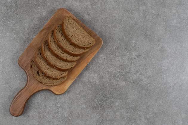 自制木板黑面包片黑麦面包房早餐
