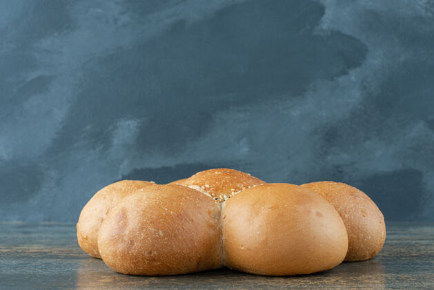 面包大理石背景上的新鲜白面包包平铺整个面包房