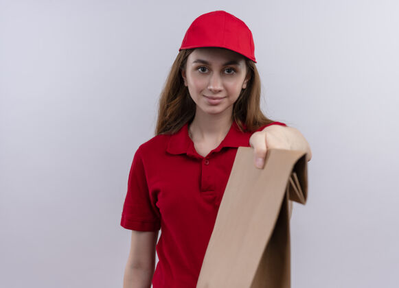 包年轻的送货女孩穿着红色制服 拉着纸袋 站在隔离的白色墙上 留着复印空间伸展女孩年轻