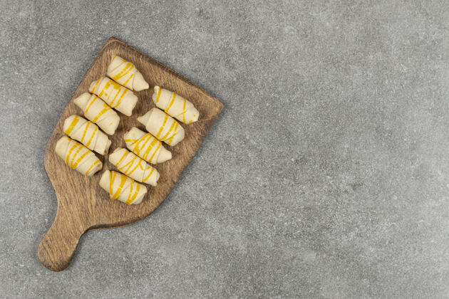 食物美味的自制饼干在木板上自制饼干饼干