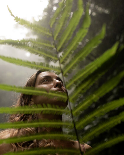热带丛林背景上的女孩肖像巴厘岛印度尼西亚风景巴厘岛