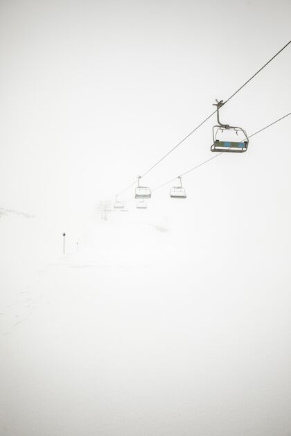 温暖的衣服冬季景观与椅子电梯垂直冬天滑雪