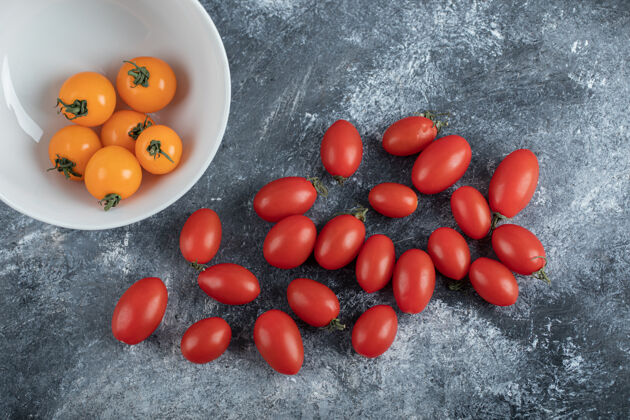 一半灰色背景上的一堆新鲜的樱桃番茄营养膳食组成
