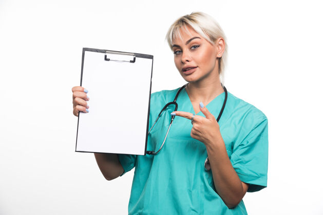 医疗女医生拿着一个剪贴板手指在白色的表面医生文件护理