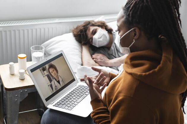 朋友年轻女子正在为她的朋友与医生进行视频通话在线女人医生