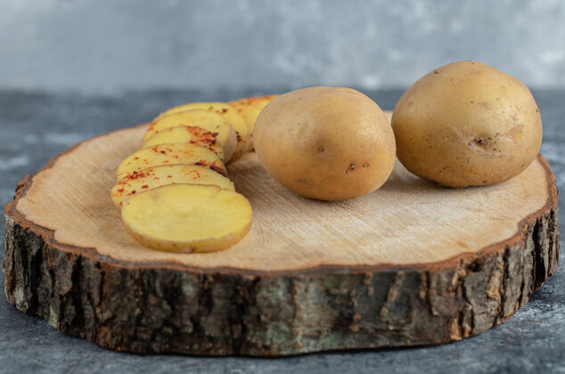 新鲜把土豆片和整个土豆放在木板上切片集农业