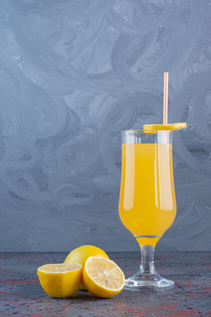 酸橙新鲜凉爽的柠檬鸡尾酒 灰色表面有柠檬水柠檬罐子
