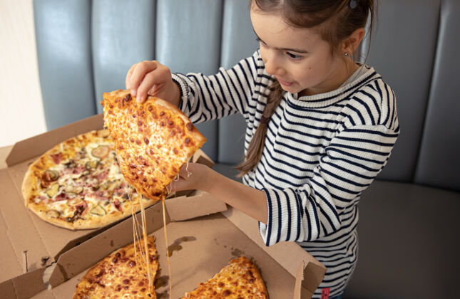 新鲜小女孩午餐吃开胃的奶酪披萨比萨饼食物特写
