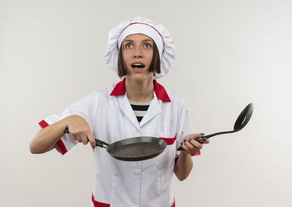 薯条穿着厨师制服的年轻女厨师手拿抹刀和煎锅 抬头仰望白色的天空印象女锅