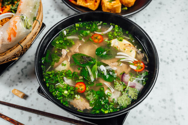 筷子美味的越南菜 包括火锅 面条 白桌春卷碗米饭亚洲菜