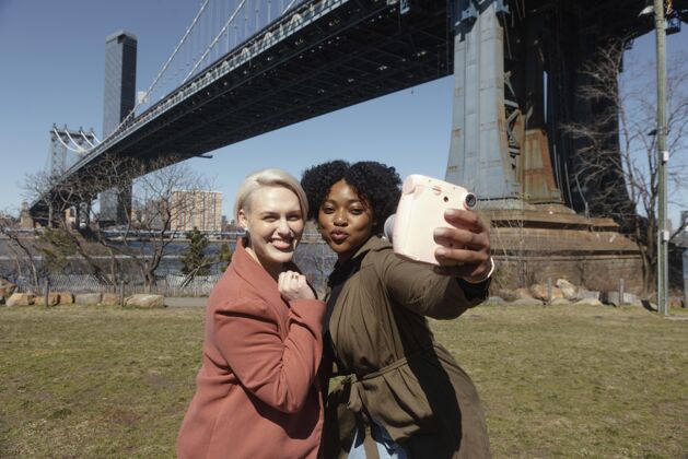 友谊中镜头的女人在户外自拍旅行纽约季节