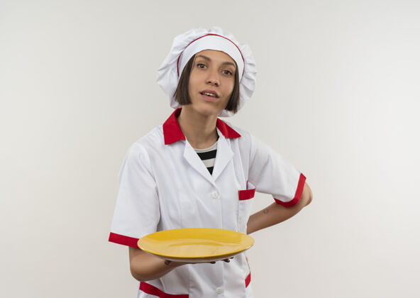 手令人印象深刻的年轻女厨师 身着厨师制服 手放在腰间 白色 留有复印空间盘子制服复制