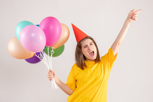 气球手持白色气球的年轻女子庆祝情绪年轻女性
