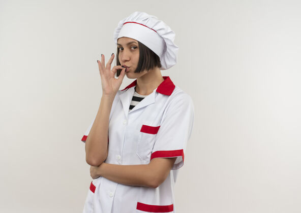 复制自信的年轻女厨师穿着厨师制服做着可口的手势隔离在白色的复制空间美味自信空间