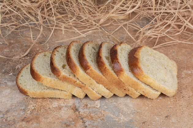 自制大理石背景上的白色烤面包片小麦谷类切片