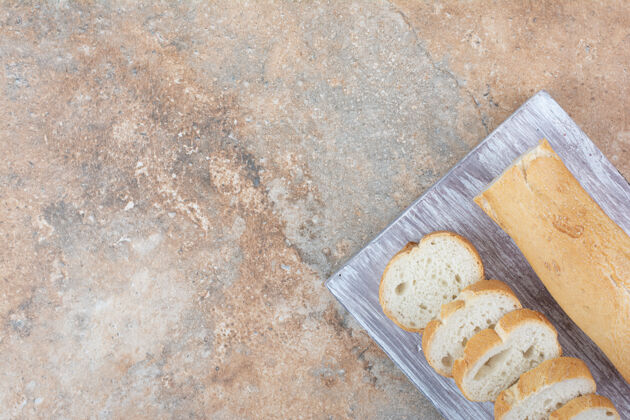 食品把面包片放在木板上新鲜面包房一半