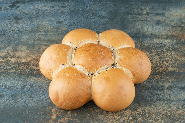 新鲜大理石背景上的新鲜白面包包自然平铺卷
