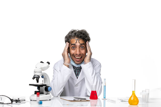 前面正面图穿着特殊白色西装的中年科学家围坐在桌子旁 拿着解决方案研究实验特殊