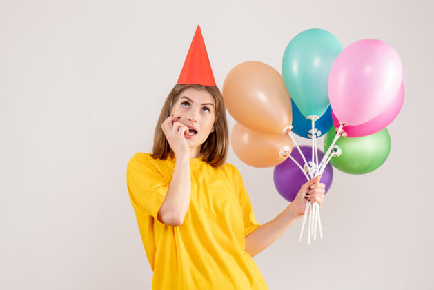 庆祝年轻的女性手持五颜六色的气球 梦想着白色梦想情感公主
