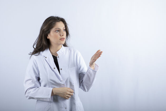 流行病年轻医生看着白墙上的东西的画像工人妇女诊所
