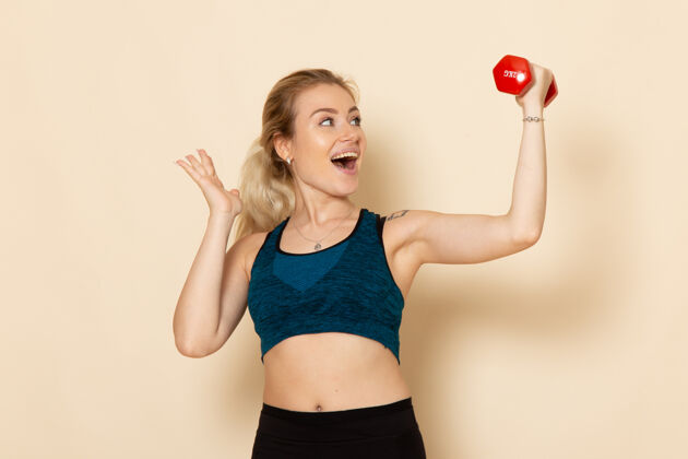 运动正面图身穿运动服手持哑铃的年轻女性哑铃体重锻炼