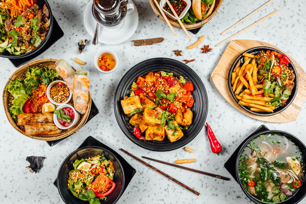 晚餐美味的越南菜 包括火锅 面条 白桌春卷越南菜汤辣椒粉