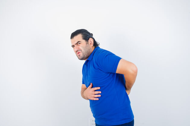 疾病中年男子背部疼痛 身穿蓝色t恤 面容不适 正面照感冒生病不适