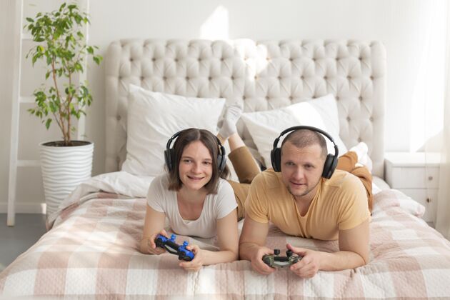 游戏夫妻在家一起玩电子游戏操纵杆玩家视频游戏