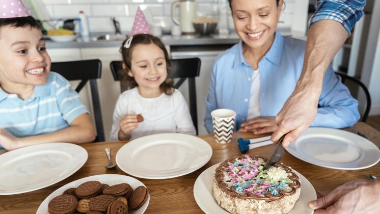 庆祝特写家庭庆祝蛋糕童年在家里女孩