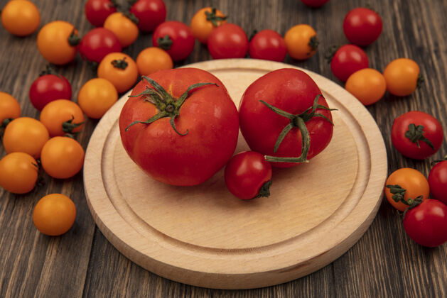 农业木制厨房板上的红色软番茄俯视图 木墙上隔离着樱桃番茄蔬菜食品新鲜