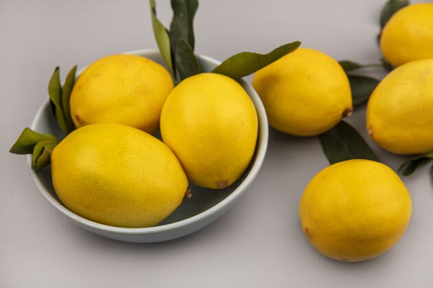 柠檬白色墙壁上碗上黄色柑橘类水果柠檬的俯视图新鲜顶部厨房