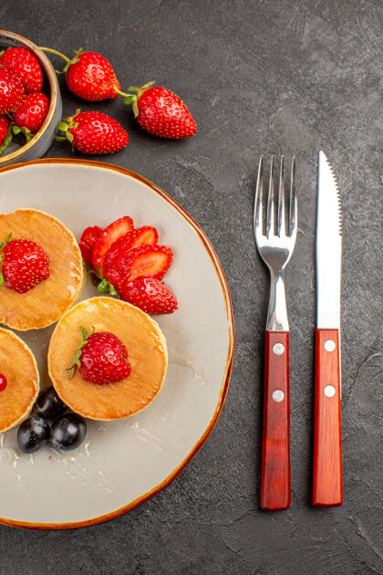 美味顶视图小美味的薄饼与水果深灰色地板馅饼蛋糕水果派新鲜餐