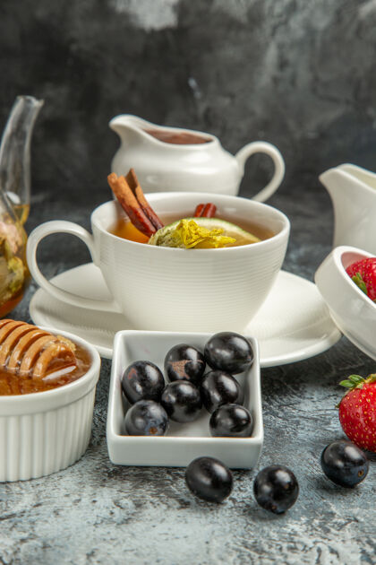 浓缩咖啡前视一杯茶加橄榄和蜂蜜在黑暗的表面上早餐早餐咖啡前面