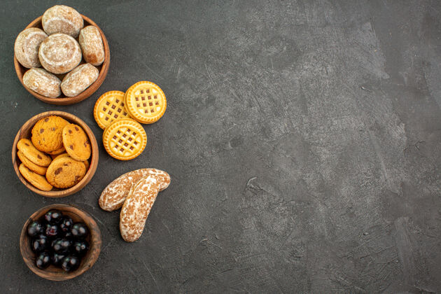 坚果俯瞰美味的甜饼与饼干和橄榄在黑暗的表面馅饼甜饼封闭曲奇食物