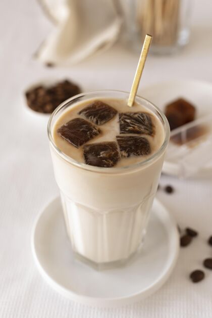 咖啡加牛奶和巧克力的玻璃杯牛奶巧克力玻璃杯