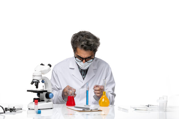 医学正面图身着特殊套装的中年科学家正在研究解决方案实验室化学实验