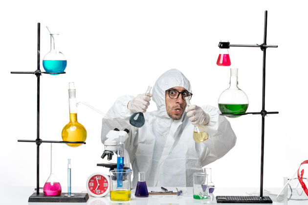 化学正面图穿着特殊防护服的男科学家拿着装有溶液的烧瓶研究专业烧瓶