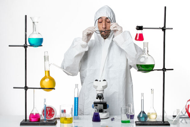 太阳镜正面图穿着特殊防护服戴墨镜的男科学家实验室科学化学